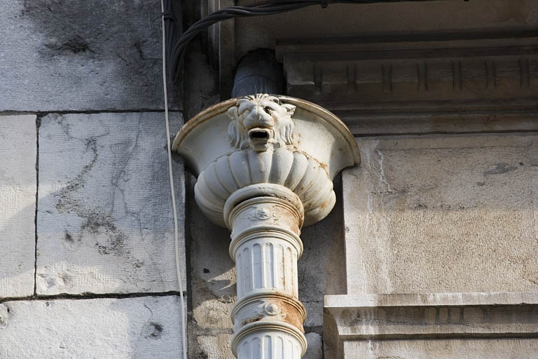 Détail d'une cuvette de descente des eaux. © Yves Sancey / Région Bourgogne-Franche-Comté, Inventaire du patrimoine - 2007