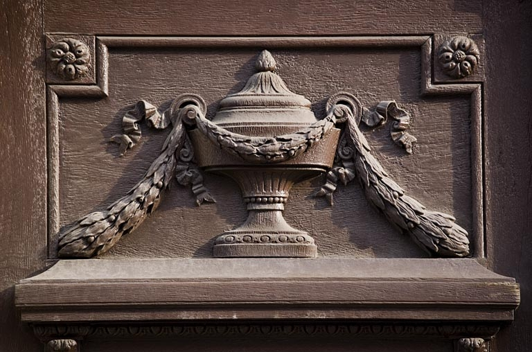 Détail d'un décor sur un vanteau du portail d'entrée, 9 rue Charles Nodier. © Yves Sancey / Région Bourgogne-Franche-Comté, Inventaire du patrimoine - 2007