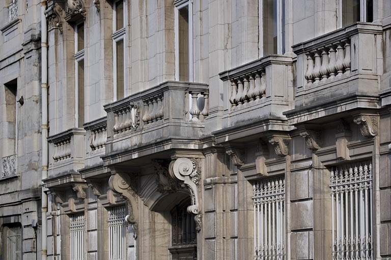 Détail des garde-corps et du balcon du premier étage sur rue. © Yves Sancey / Région Bourgogne-Franche-Comté, Inventaire du patrimoine - 2007