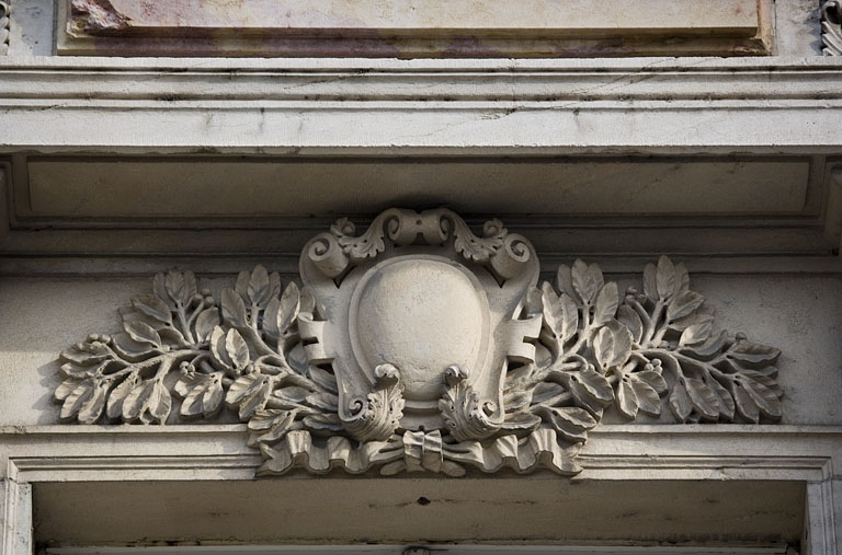 Détail du décor sculpté sur l'une des fenêtres du premier étage. © Yves Sancey / Région Bourgogne-Franche-Comté, Inventaire du patrimoine - 2007