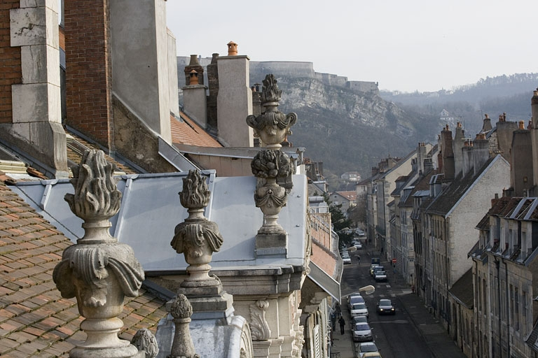 Détail des pots à feu décorant la façade sur rue. © Yves Sancey / Région Bourgogne-Franche-Comté, Inventaire du patrimoine - 2007