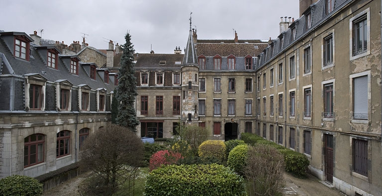 Vue d'ensemble des bâtiments sur cour depuis le fond de la parcelle. © Yves Sancey / Région Bourgogne-Franche-Comté, Inventaire du patrimoine - 2007