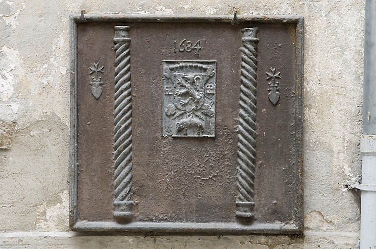 Vue d'ensemble d'une plaque de cheminée entreposée dans la cour. © Jérôme Mongreville / Région Bourgogne-Franche-Comté, Inventaire du patrimoine - 2007
