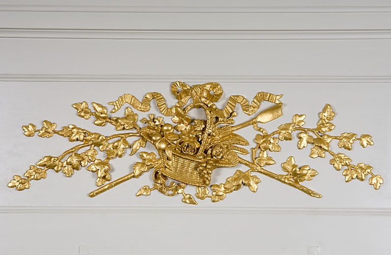 Détail du décor au-dessus de la glace de la cheminée : chambre à droite du salon. © Jérôme Mongreville / Région Bourgogne-Franche-Comté, Inventaire du patrimoine - 2007