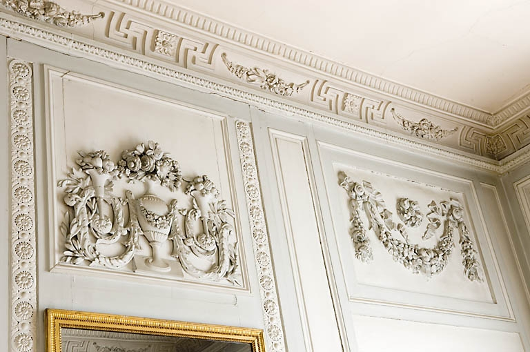 Détail des décors au-dessus de la cheminée et d'une porte : chambre à gauche du salon. © Jérôme Mongreville / Région Bourgogne-Franche-Comté, Inventaire du patrimoine - 2007