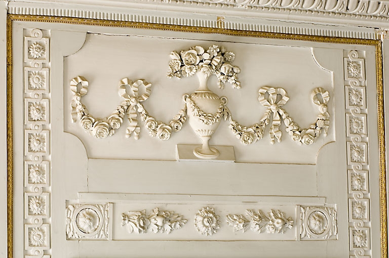 Détail d'un décor au-dessus d'une glace du salon. © Jérôme Mongreville / Région Bourgogne-Franche-Comté, Inventaire du patrimoine - 2007