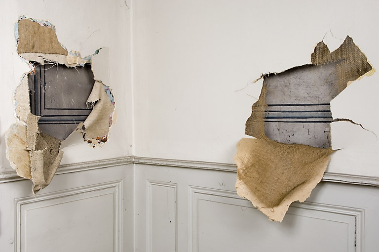 Détail d'un décor peint sous le revêtement actuel : pièce en rez-de-chaussée à gauche de l'escalier principal. © Jérôme Mongreville / Région Bourgogne-Franche-Comté, Inventaire du patrimoine - 2007