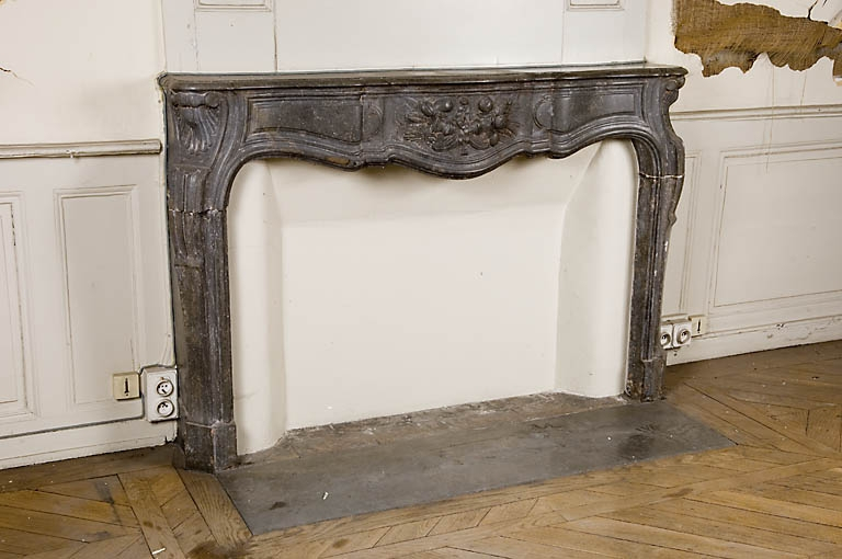 Détail de la cheminée d'une pièce du rez-de-chaussée à gauche de l'escalier principal. © Jérôme Mongreville / Région Bourgogne-Franche-Comté, Inventaire du patrimoine - 2007