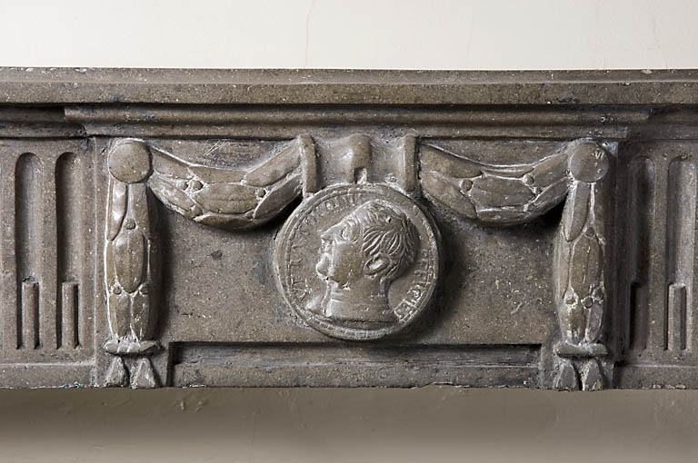 Détail du décor d'une cheminée : pièce au rez-de-chaussée. © Jérôme Mongreville / Région Bourgogne-Franche-Comté, Inventaire du patrimoine - 2007