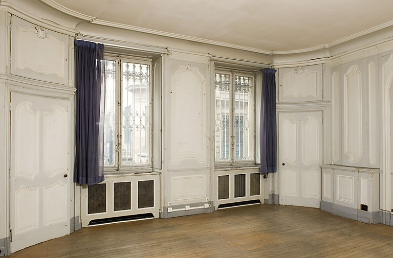 Pièce au rez-de-chaussée, à droite du passage cocher : vue de trois quarts avec les fenêtres. © Jérôme Mongreville / Région Bourgogne-Franche-Comté, Inventaire du patrimoine - 2007