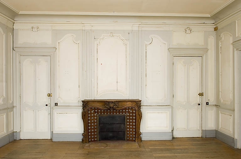 Pièce au rez-de-chaussée, à droite du passage cocher : vue de face avec la cheminée. © Jérôme Mongreville / Région Bourgogne-Franche-Comté, Inventaire du patrimoine - 2007