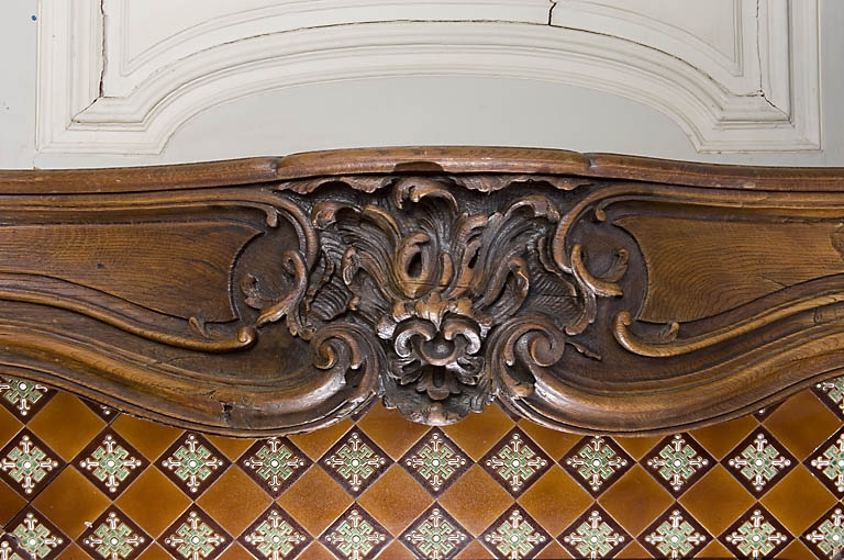 Pièce au rez-de-chaussée, à droite du passage cocher : détail du décor de la cheminée. © Jérôme Mongreville / Région Bourgogne-Franche-Comté, Inventaire du patrimoine - 2007