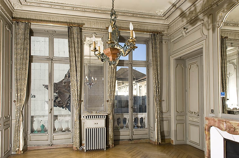 Pièce à gauche du grand salon, vue d'ensemble depuis l'entrée. © Jérôme Mongreville / Région Bourgogne-Franche-Comté, Inventaire du patrimoine - 2007