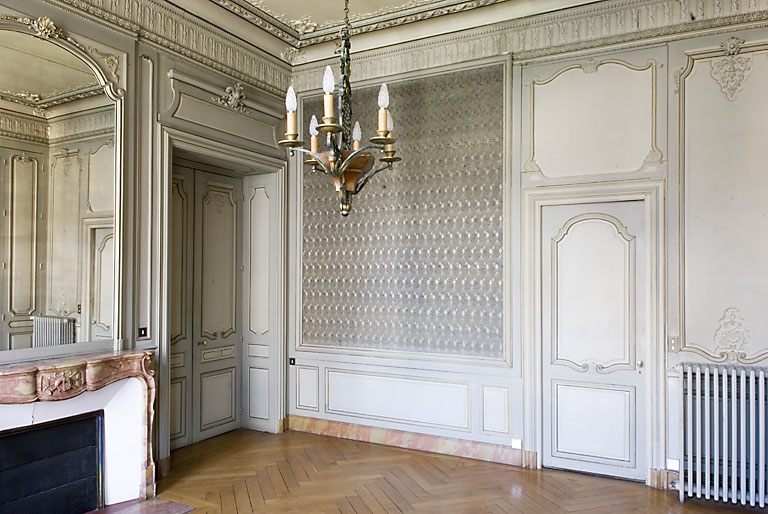 Pièce à gauche du grand salon, vue d'angle depuis le fond. © Jérôme Mongreville / Région Bourgogne-Franche-Comté, Inventaire du patrimoine - 2007