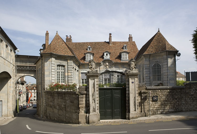 Vue d'ensemble de l'hôtel depuis la rue : de face. © Yves Sancey / Région Bourgogne-Franche-Comté, Inventaire du patrimoine - 2007