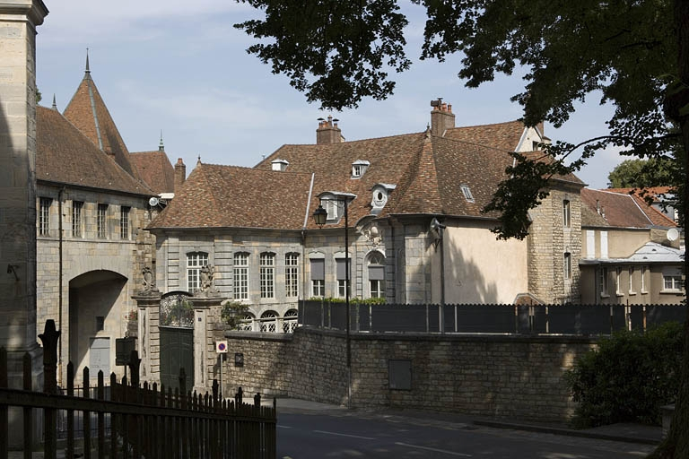 Vue d'ensemble de l'hôtel depuis la rue : de trois quarts droit. © Yves Sancey / Région Bourgogne-Franche-Comté, Inventaire du patrimoine - 2007