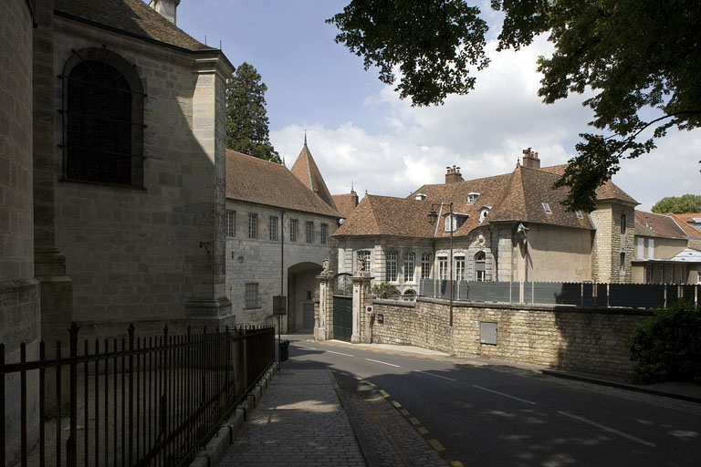 Vue d'ensemble de l'hôtel depuis la rue : vue éloignée de trois quarts droit. © Yves Sancey / Région Bourgogne-Franche-Comté, Inventaire du patrimoine - 2007