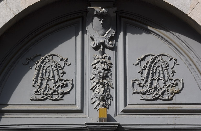 Détail du tympan en menuiserie du portail d'entrée. © Yves Sancey / Région Bourgogne-Franche-Comté, Inventaire du patrimoine - 2007