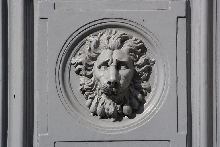 Détail d'une tête de lion sur un vantail du portail d'entrée. © Yves Sancey / Région Bourgogne-Franche-Comté, Inventaire du patrimoine - 2007