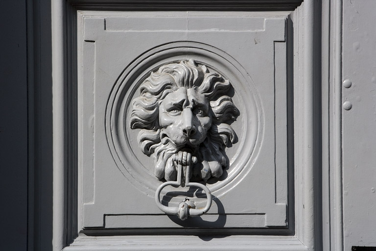 Portail d'entrée : Détail d'une tête de lion portant le heurtoir, de face. © Yves Sancey / Région Bourgogne-Franche-Comté, Inventaire du patrimoine - 2007