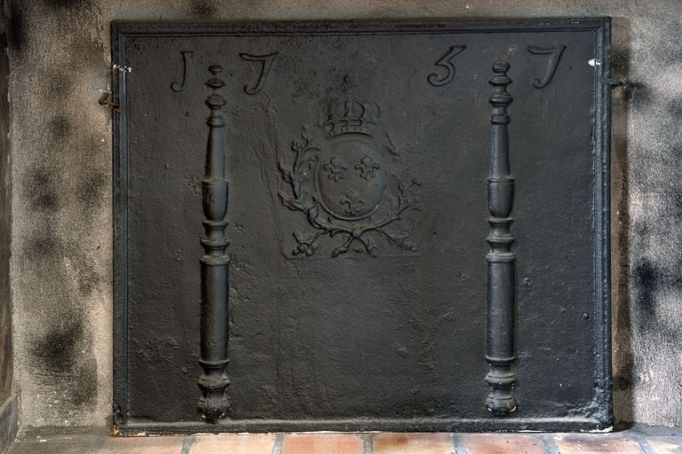 Intérieur : détail de la plaque de cheminée de l'ancienne cuisine. © Yves Sancey / Région Bourgogne-Franche-Comté, Inventaire du patrimoine - 2007