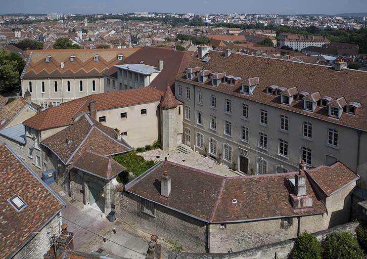 Vue d'ensemble des bâtiments autour de la cour. © Yves Sancey / Région Bourgogne-Franche-Comté, Inventaire du patrimoine - 2007