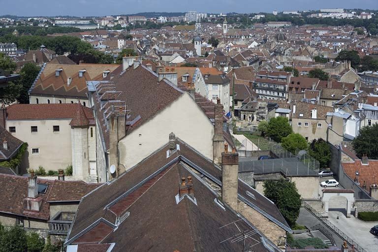 Vue d'ensemble éloignée de profil depuis les locaux du CRDP. © Yves Sancey / Région Bourgogne-Franche-Comté, Inventaire du patrimoine - 2007
