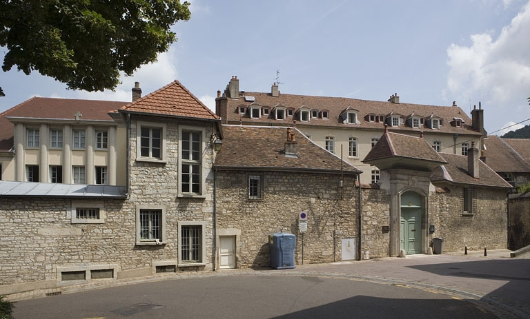 Vue d'ensemble rapprochée de la clôture et du portail depuis la rue. © Yves Sancey / Région Bourgogne-Franche-Comté, Inventaire du patrimoine - 2007