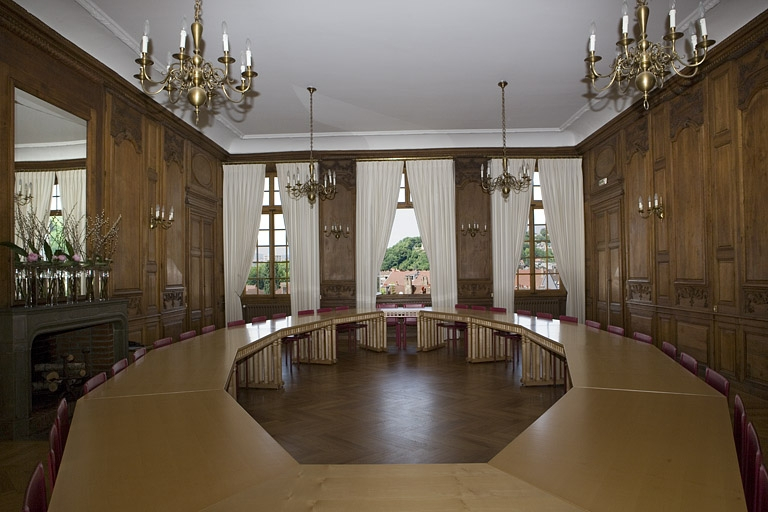 Intérieur : vue d'ensemble de la grande salle depuis l'entrée sur cour, de face. © Yves Sancey / Région Bourgogne-Franche-Comté, Inventaire du patrimoine - 2007