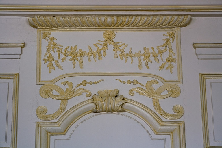 Intérieur : lambris de la chambre, détail du décor à la partie supérieure d'un panneau. © Yves Sancey / Région Bourgogne-Franche-Comté, Inventaire du patrimoine - 2007