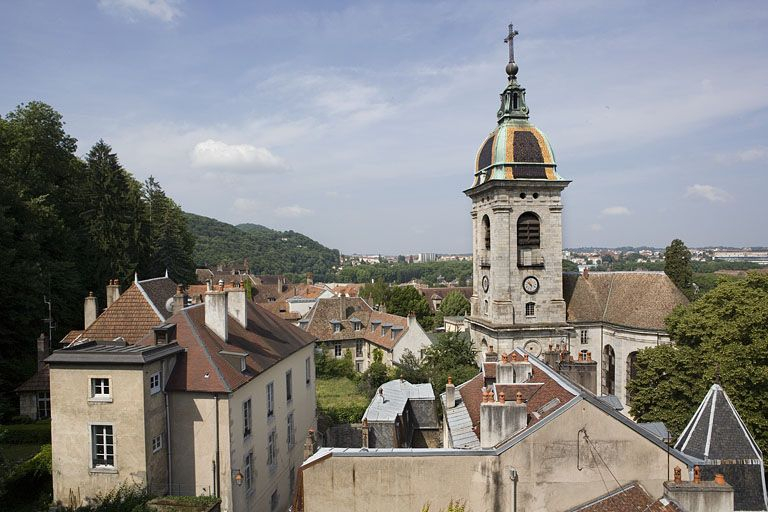 Vue d'ensemble de l'édifice dans son environnement architectural. © Yves Sancey / Région Bourgogne-Franche-Comté, Inventaire du patrimoine - 2007