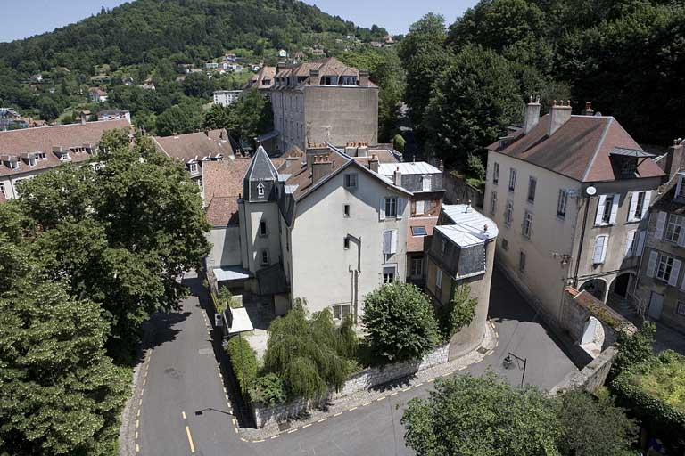 Vue plongeante sur la demeure depuis le clocher de la cathédrale Saint-Jean. © Yves Sancey / Région Bourgogne-Franche-Comté, Inventaire du patrimoine - 2007