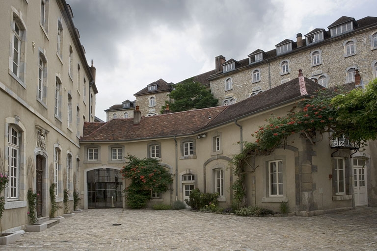 Vue d'ensemble de la partie gauche des communs. © Yves Sancey / Région Bourgogne-Franche-Comté, Inventaire du patrimoine - 2007