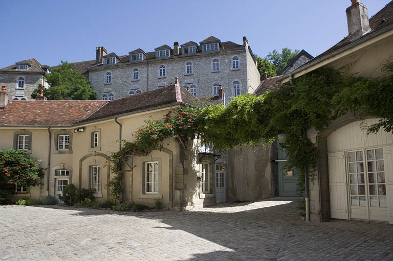 Détail des communs, partie gauche de trois quart droit. © Yves Sancey / Région Bourgogne-Franche-Comté, Inventaire du patrimoine - 2007