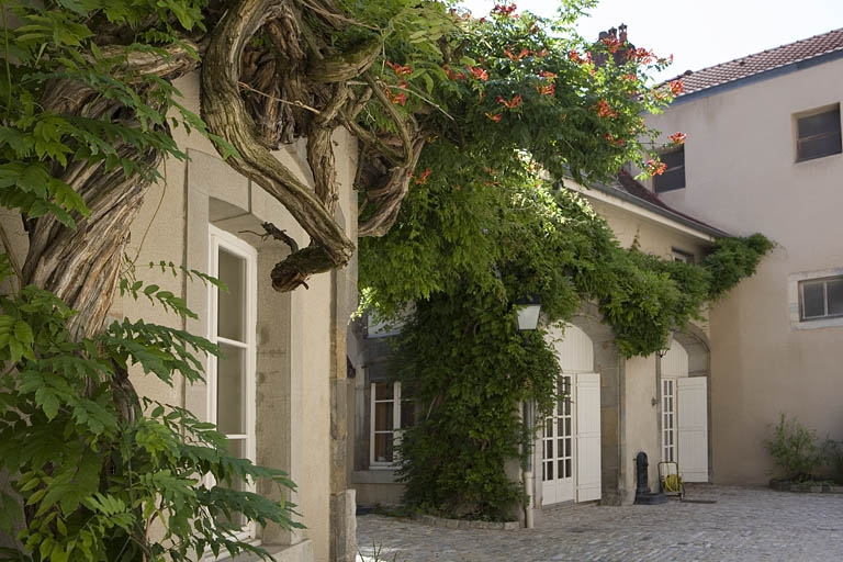 Détail des communs, vue rapprochée de trois quarts gauche. © Yves Sancey / Région Bourgogne-Franche-Comté, Inventaire du patrimoine - 2007