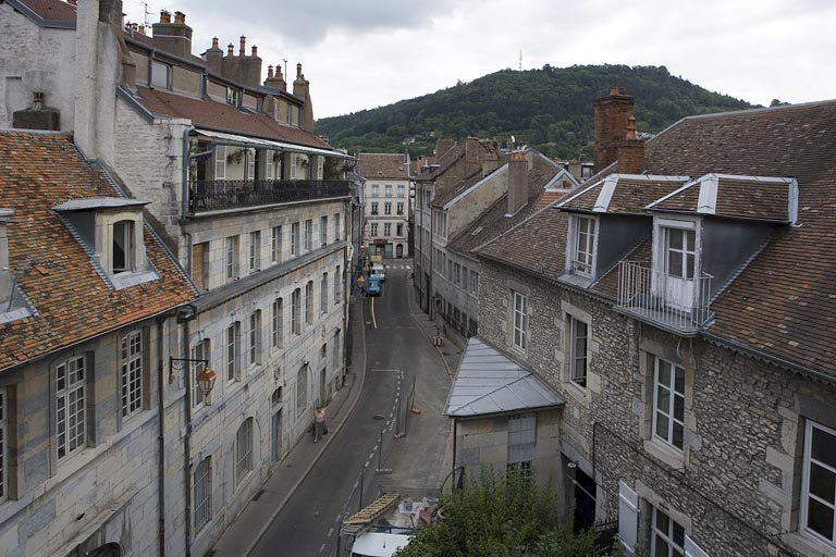 Vue d'ensemble de l'édifice sur la partie gauche de la rue. © Yves Sancey / Région Bourgogne-Franche-Comté, Inventaire du patrimoine - 2007