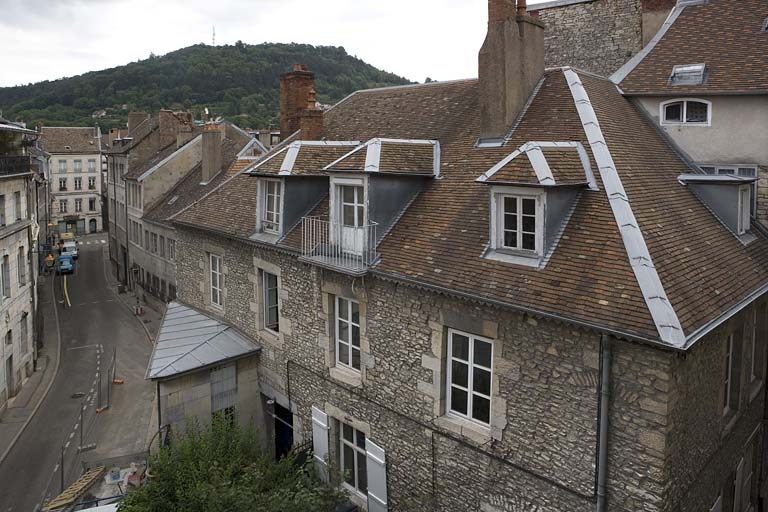 Vue plongeante et rapprochée sur la partie gauche de l'édifice. © Yves Sancey / Région Bourgogne-Franche-Comté, Inventaire du patrimoine - 2007