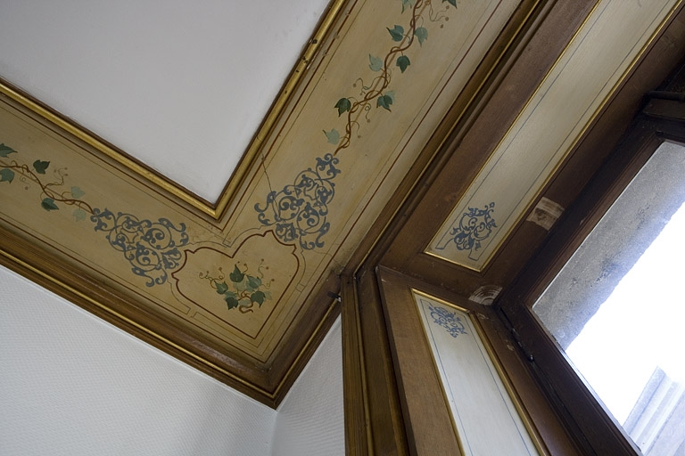 Intérieur, pièce du premier étage : détail du décor d'angle sur la frise du plafond. © Yves Sancey / Région Bourgogne-Franche-Comté, Inventaire du patrimoine - 2007