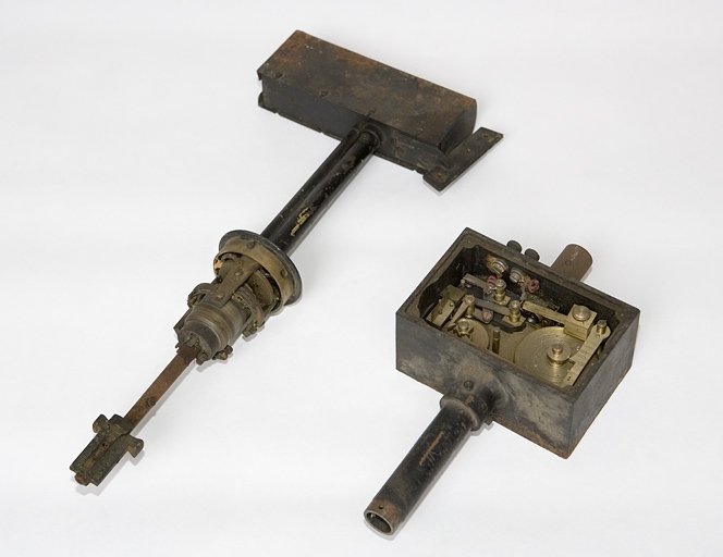 Les deux éléments subsistant du capteur. © Yves Sancey / Région Bourgogne-Franche-Comté, Inventaire du patrimoine - 2007