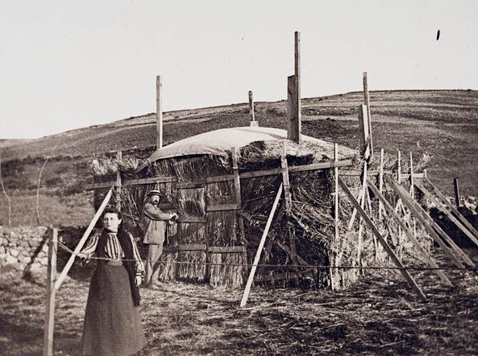 Eclipse du 30 août 1905. - Mission A. Lebeuf et P. Chofardet. Cabane de magnétisme. © Auguste Lebeuf, Yves Sancey / Région Bourgogne-Franche-Comté, Inventaire du patrimoine - 2007