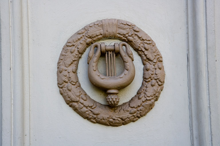 Détail du heurtoir de la porte d'entrée : bâtiment à droite de la cour. © Yves Sancey / Région Bourgogne-Franche-Comté, Inventaire du patrimoine - 2007