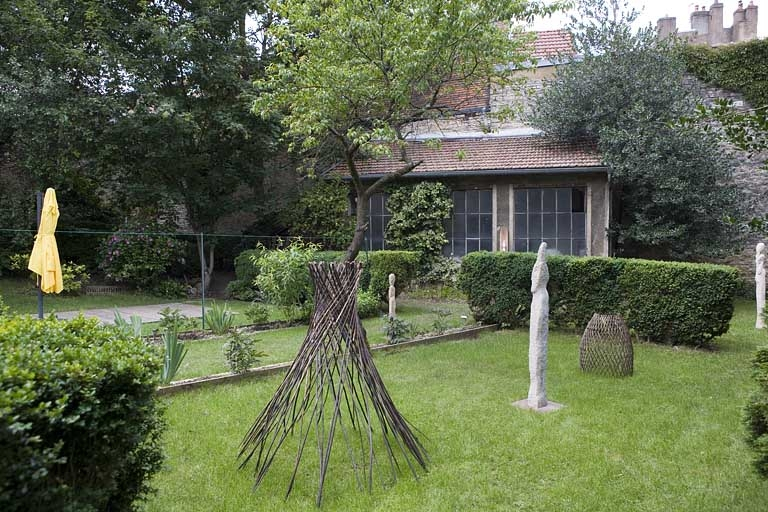 Vue de la partie basse du jardin depuis le fond, de trois quarts. © Yves Sancey / Région Bourgogne-Franche-Comté, Inventaire du patrimoine - 2007