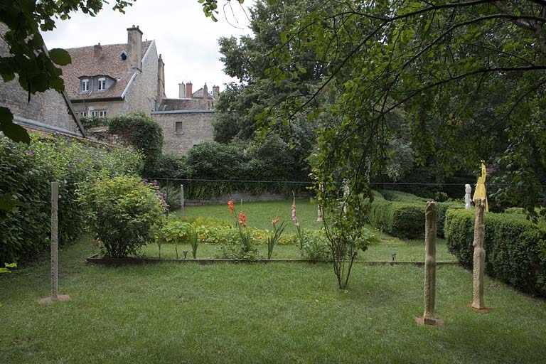 Vue latérale de la partie basse du jardin. © Yves Sancey / Région Bourgogne-Franche-Comté, Inventaire du patrimoine - 2007