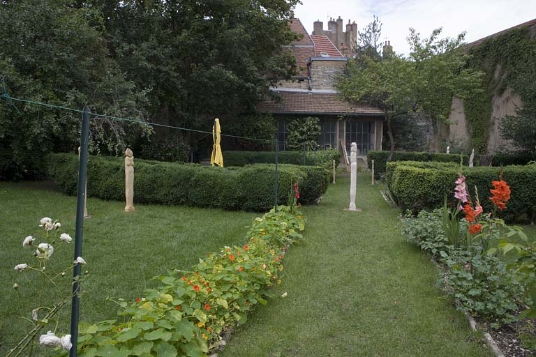 Vue de la partie basse du jardin depuis le fond, de face. © Yves Sancey / Région Bourgogne-Franche-Comté, Inventaire du patrimoine - 2007