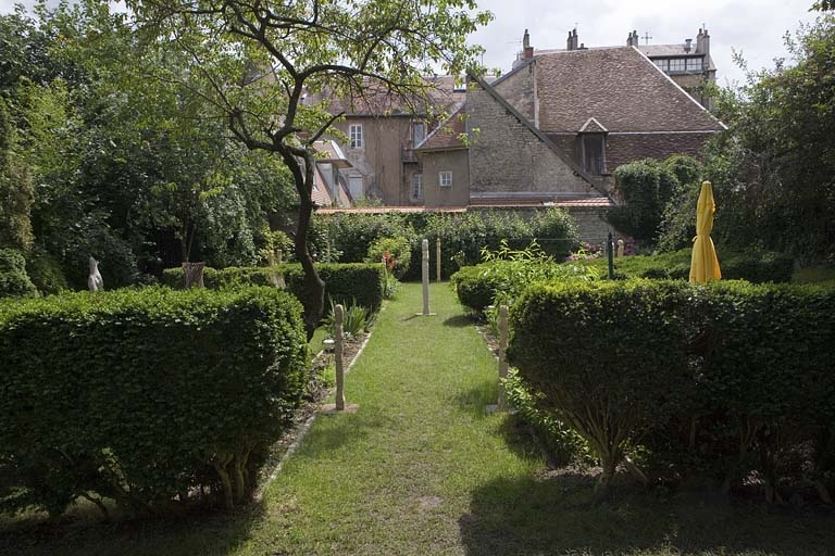 Vue de la partie basse du jardin depuis l'entrée. © Yves Sancey / Région Bourgogne-Franche-Comté, Inventaire du patrimoine - 2007