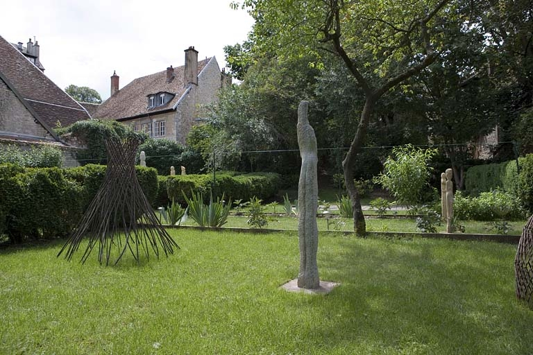 Vue partielle de la partie basse du jardin, avec l'hôtel au dernier plan. © Yves Sancey / Région Bourgogne-Franche-Comté, Inventaire du patrimoine - 2007