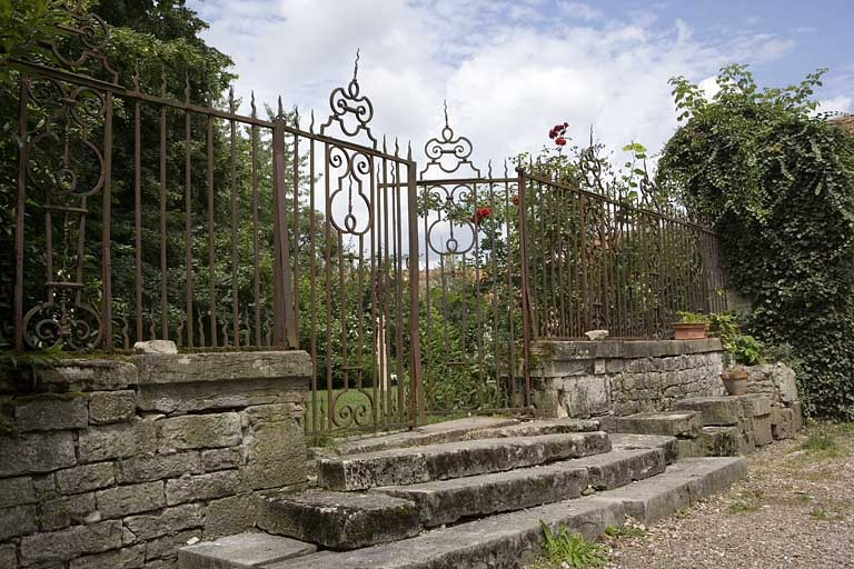 Détail de la grille du jardin de trois quarts. © Yves Sancey / Région Bourgogne-Franche-Comté, Inventaire du patrimoine - 2007