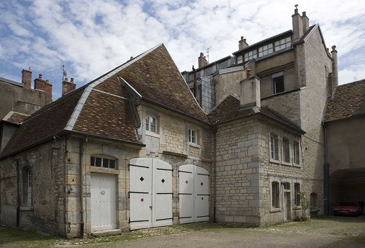 Vue d'ensemble du bâtiment des remises et écurie. © Yves Sancey / Région Bourgogne-Franche-Comté, Inventaire du patrimoine - 2007