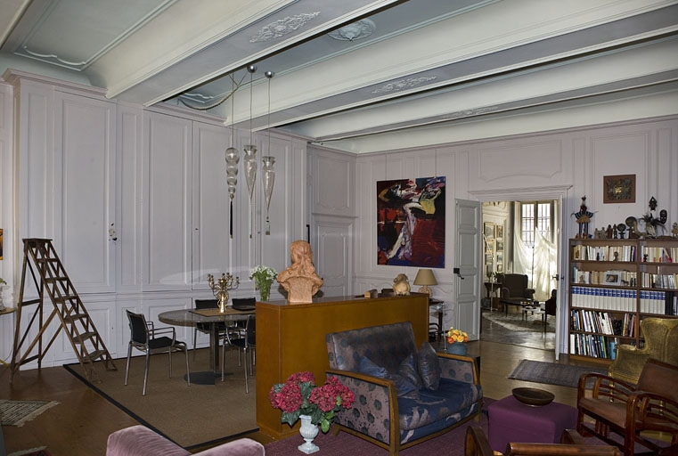 Intérieur, rez-de-chaussée : vue de l'antichambre avec la porte d'entrée du salon. © Yves Sancey / Région Bourgogne-Franche-Comté, Inventaire du patrimoine - 2007