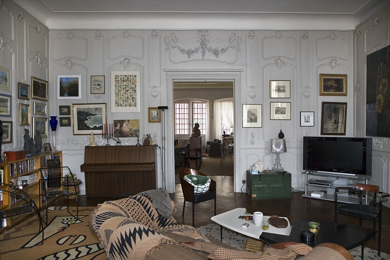 Intérieur, rez-de-chaussée : vue du salon depuis le fond de la pièce, de face. © Yves Sancey / Région Bourgogne-Franche-Comté, Inventaire du patrimoine - 2007